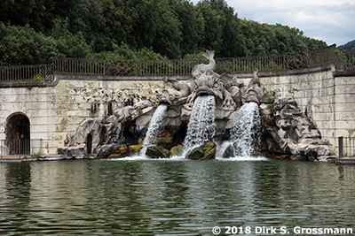Fontana dei Tre Delfini,  Reggia di Caserta